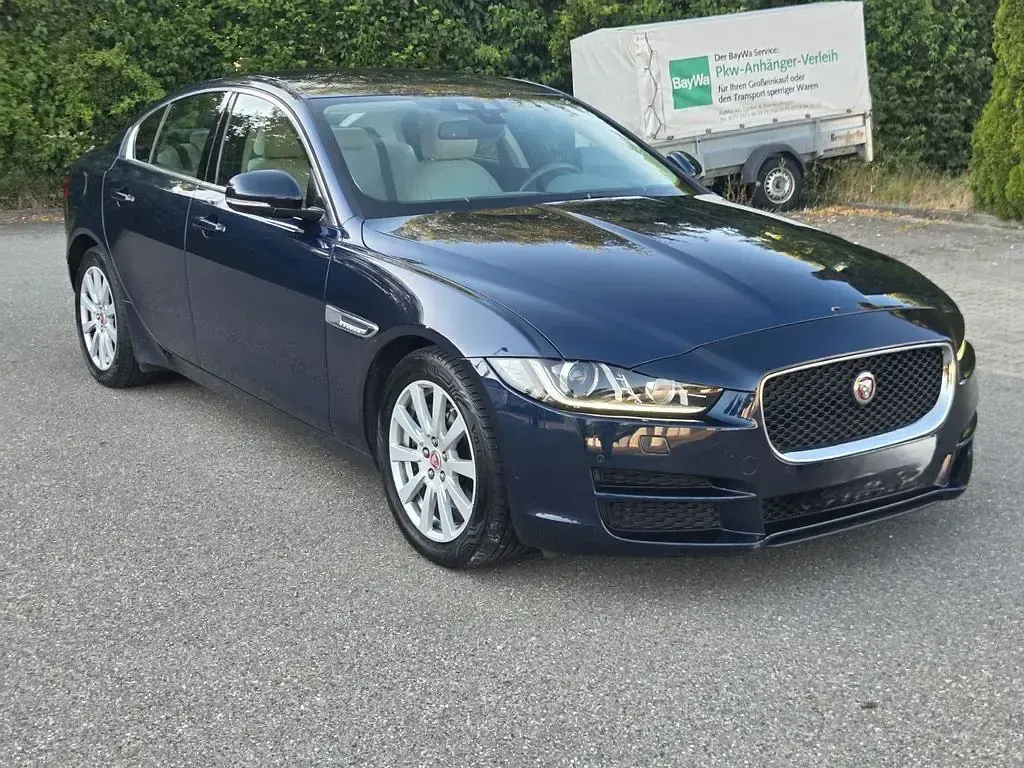 Gebraucht Jaguar XE Prestige 180 PS (132 kW) 2016 Violett Limousine