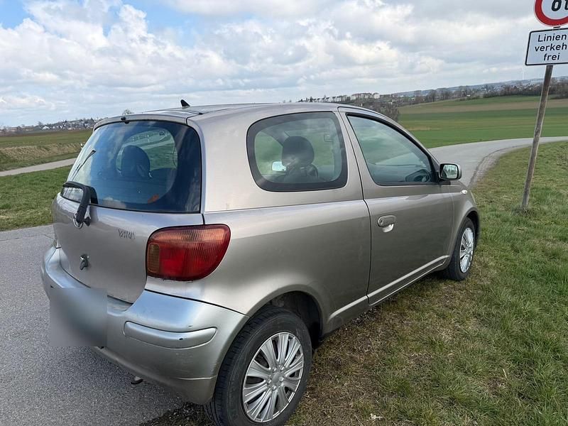 Gebraucht Toyota Yaris 65 PS (47 kW) 2003 Silber Kleinwagen
