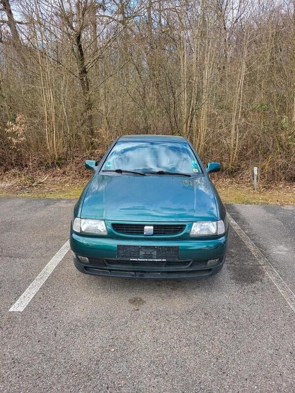 Grün Gebraucht 1997 Seat Cordoba Limousine | 1.200 € - Bild 1/4