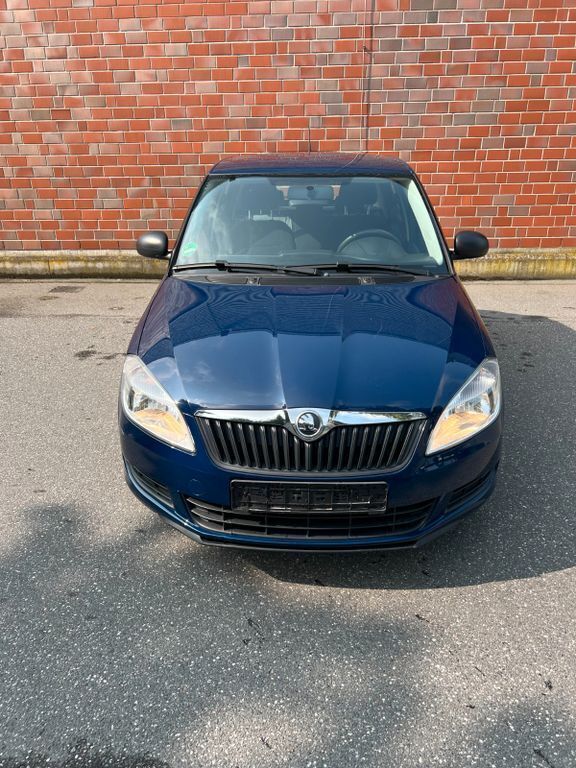 Blau Gebraucht 2013 Skoda Fabia Active Limousine | 3.650 € (Fairer Preis) - Bild 1/4