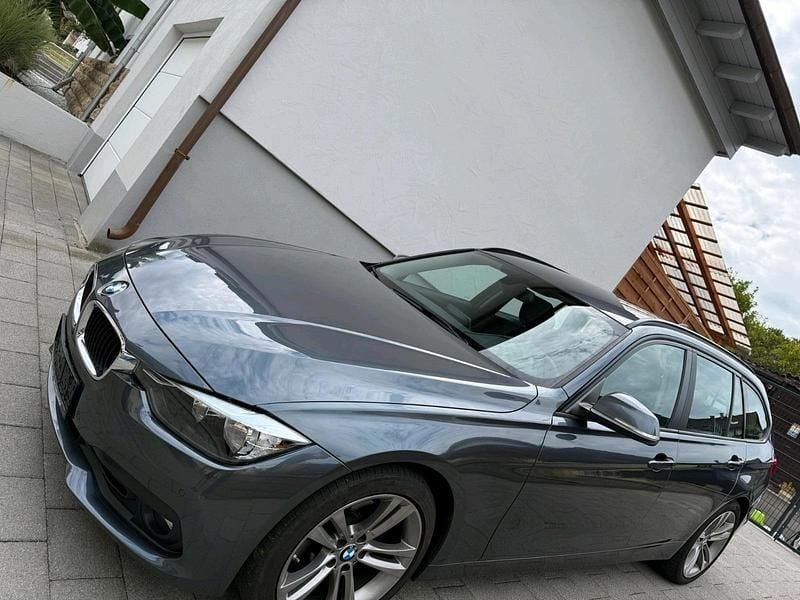 Grau Gebraucht 2017 BMW 320 Advantage Kombi | 14.999 € (Superpreis) - Bild 1/4