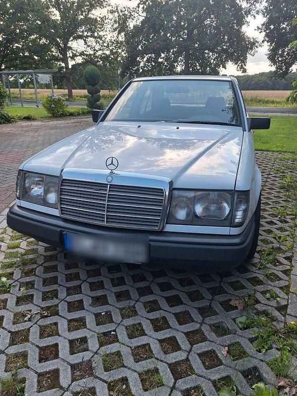 Weiß Gebraucht 1989 Mercedes E230 Limousine | 9.000 € - Bild 1/4