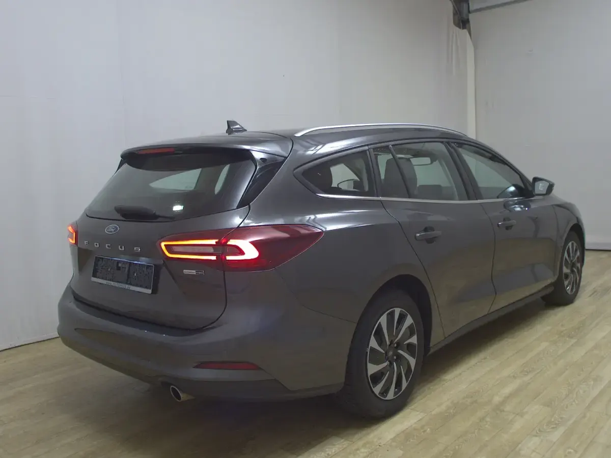 Gebraucht Ford Focus Titanium 125 PS (91 kW) 2023 Grau Kombi