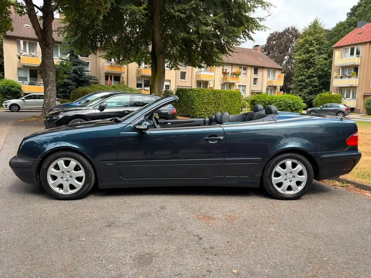 Gebraucht Mercedes CLK230 197 PS (144 kW) 2001 Blau Cabrio