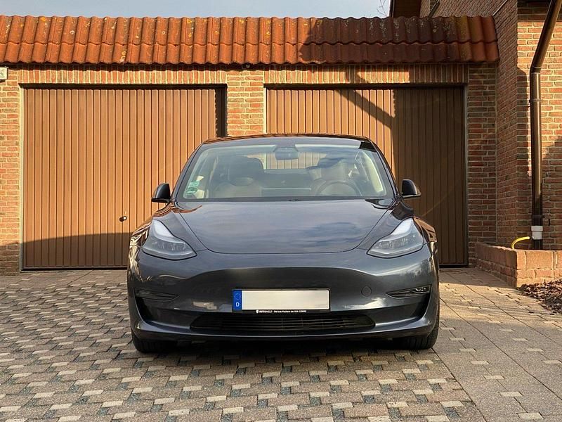 Grau Gebraucht 2021 Tesla Model 3 Long Range Limousine | 24.997 € (Guter Preis) - Bild 1/4