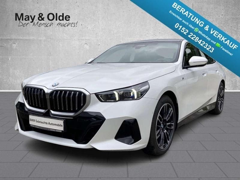 Mineralweiss metallic Gebraucht 2024 BMW 520 M Sport Limousine | 51.555 € (Superpreis) - Bild 1/4