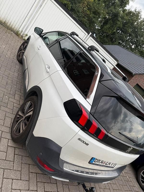 Weiß Gebraucht 2018 Peugeot 5008 SUV | 13.950 € (Fairer Preis) - Bild 1/4