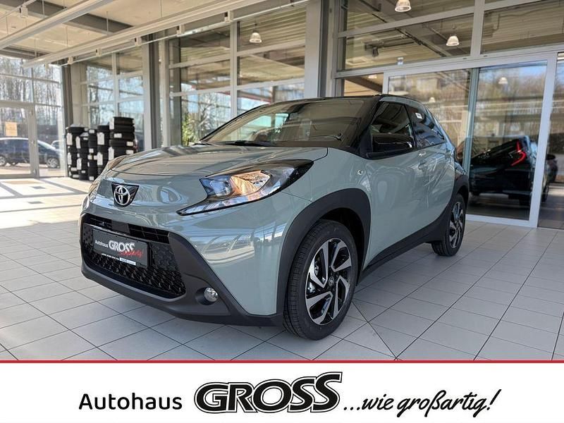 6x3)/ black mica (209) (gruen Gebraucht 2024 Toyota Aygo Team Kleinwagen | 18.996 € (Fairer Preis) - Bild 1/4