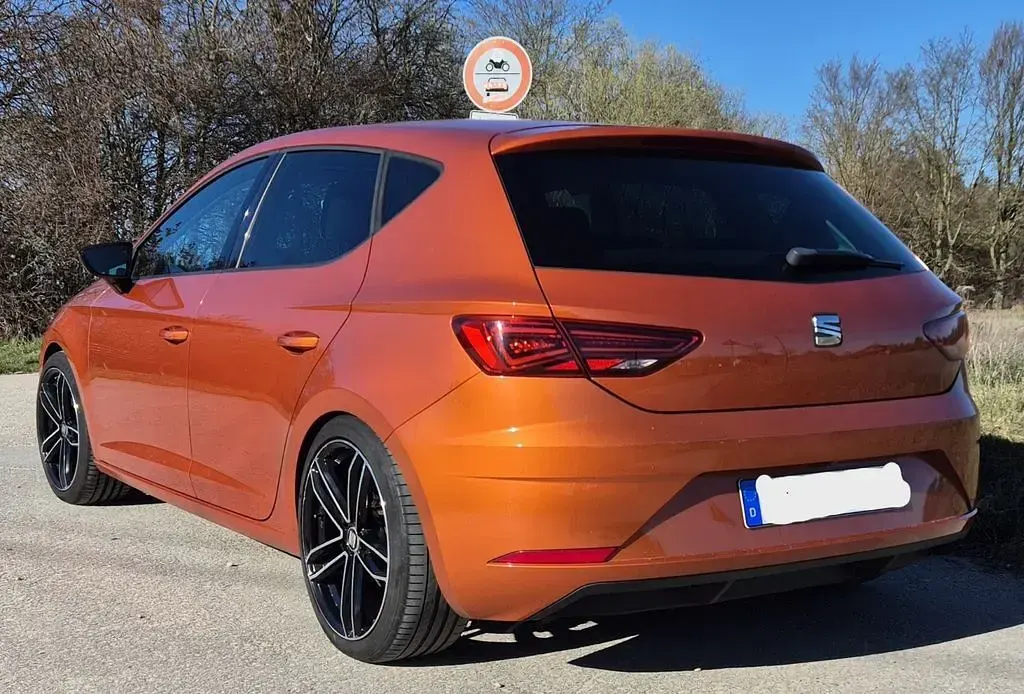 Używany Seat Leon 110 KM (80 kW) 2018 Pomarańczowy Sedan/Limuzyna