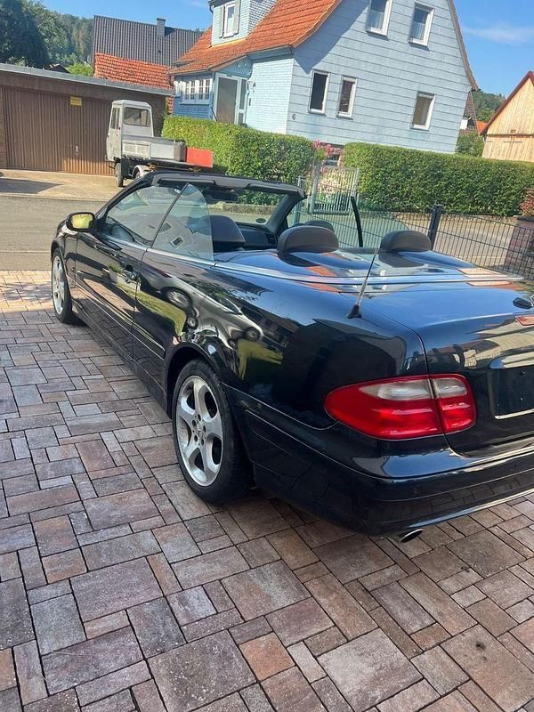 Schwarz Gebraucht 2002 Mercedes CLK230 Avantgarde Cabrio | 5.750 € (Fairer Preis) - Bild 1/4