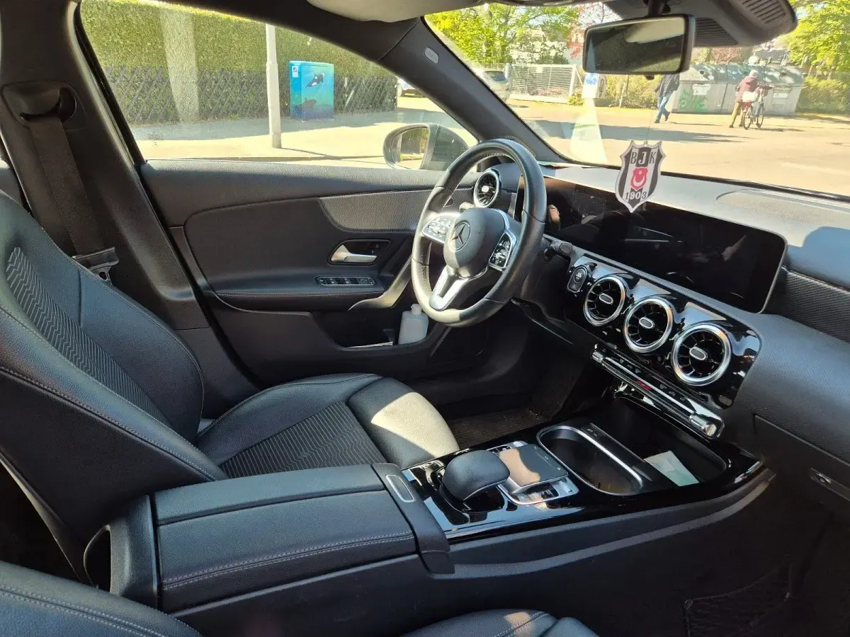 Second-hand Mercedes A200 Progressive 163 CP (119 kW) 2018 Negru Hatchback