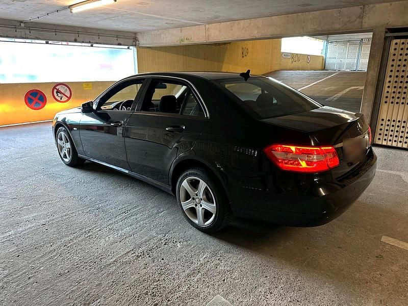 Gebraucht Mercedes E220 170 PS (125 kW) 2011 Schwarz Limousine