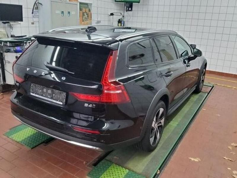 Gebraucht Volvo V60 CC Plus 197 PS (144 kW) 2023 Schwarz Kombi
