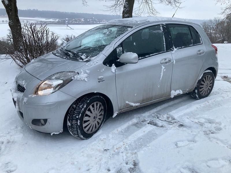 Silber Gebraucht 2011 Toyota Yaris Kleinwagen | 4.890 € (Fairer Preis) - Bild 1/4