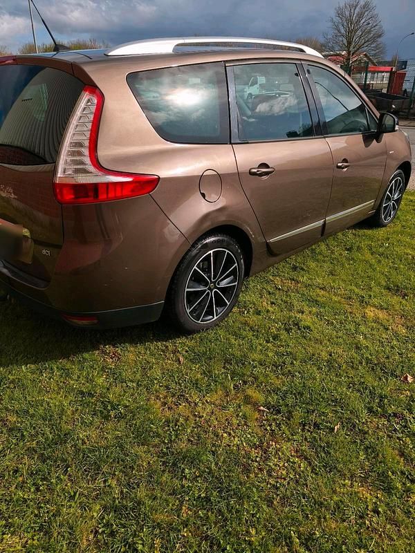 Gebraucht Renault Scénic III 131 PS (96 kW) 2013 Braun Van / Kleinbus