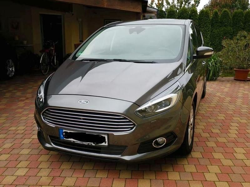 Grau Gebraucht 2017 Ford S-MAX Titanium Van / Kleinbus | 12.000 € - Bild 1/4
