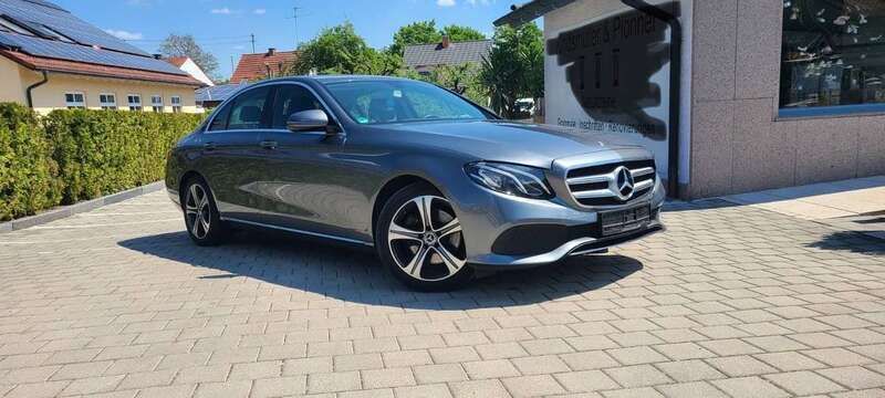 Grau Gebraucht 2018 Mercedes E220 Limousine | 30.000 € (Guter Preis) - Bild 1/4