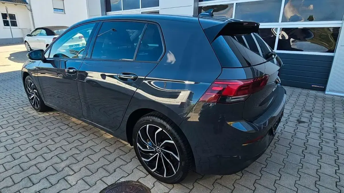 Gebraucht VW Golf VIII Life 131 PS (96 kW) 2022 Grau Limousine
