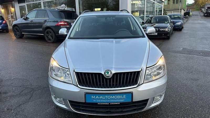 Silber Gebraucht 2012 Skoda Octavia Ambition Kombi | 5.900 € (Superpreis) - Bild 1/4