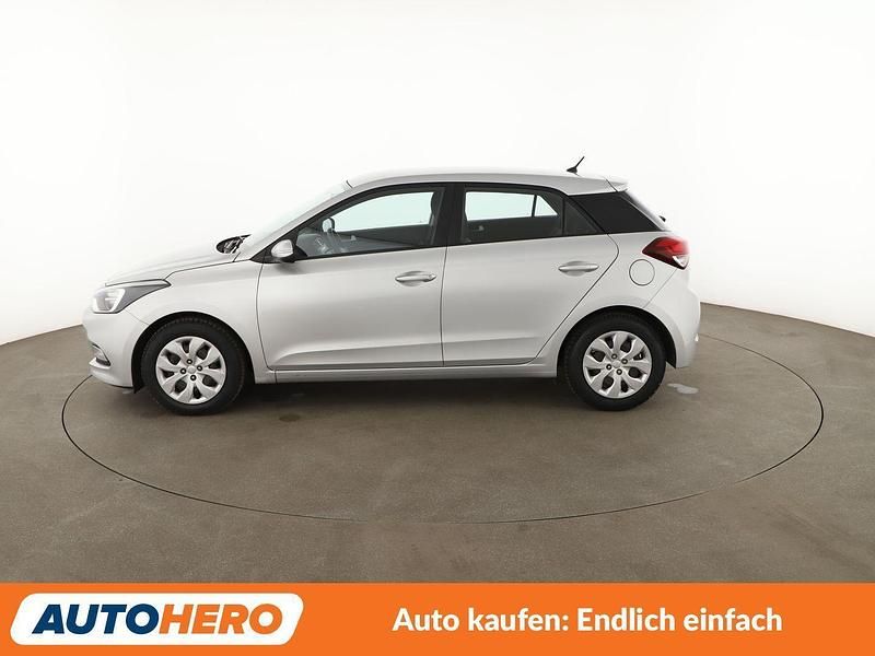 Gebraucht Hyundai i20 Classic 75 PS (55 kW) 2015 Silber Kleinwagen