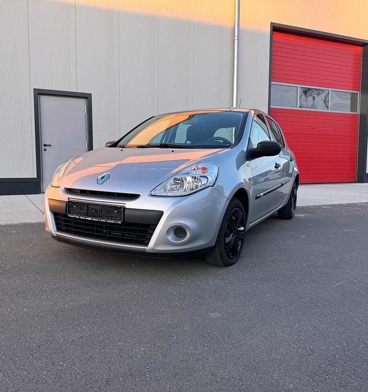Gebraucht Renault Clio III 75 PS (55 kW) 2012 Silber Kleinwagen