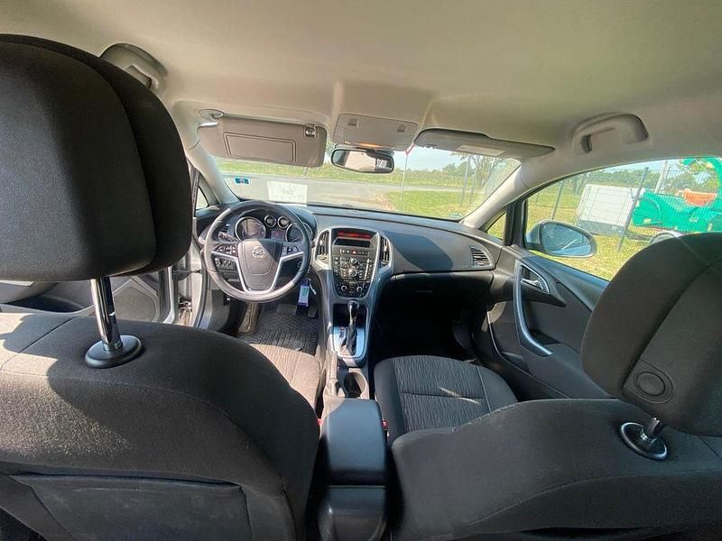 Gebraucht Opel Astra Edition 165 PS (121 kW) 2013 Silber Kombi