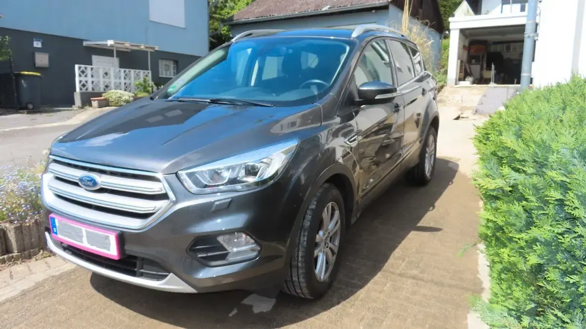 Gebraucht Ford Kuga Titanium 150 PS (110 kW) 2018 Grau SUV