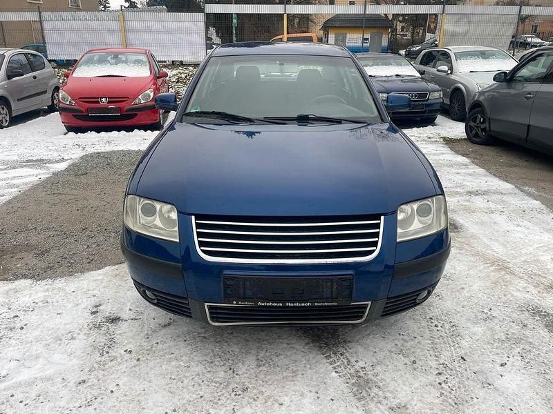 Blau Gebraucht 2002 VW Passat Highline Limousine | 990 € - Bild 1/4