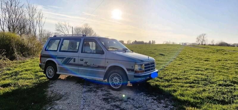 Grau Gebraucht 1988 Chrysler Voyager Van / Kleinbus | 7.500 € - Bild 1/4