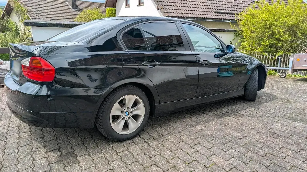 Gebraucht BMW 318 129 PS (94 kW) 2007 Schwarz Limousine