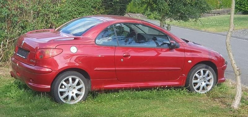 Rot Gebraucht 2003 Peugeot 206 CC Platinum Cabrio | 1.150 € (Guter Preis) - Bild 1/4
