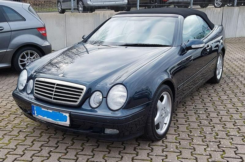 Blau Gebraucht 2000 Mercedes CLK200 Elegance Cabrio | 11.500 € - Bild 1/4