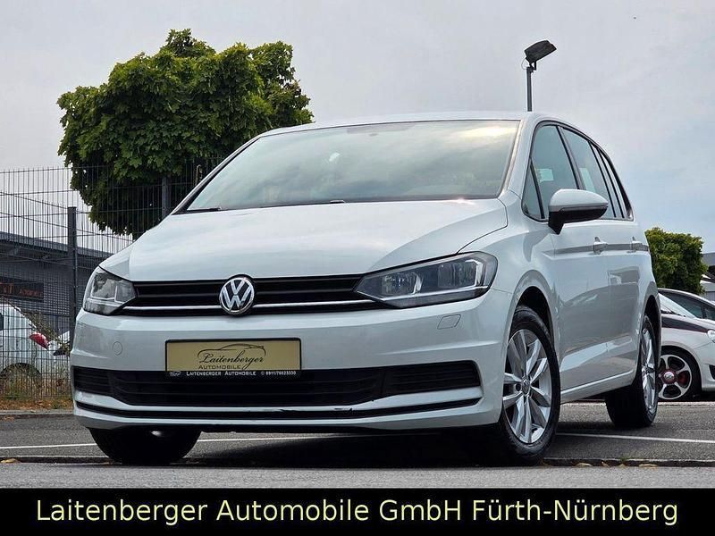 Weiß Gebraucht 2017 VW Touran Comfortline Van / Kleinbus | 11.200 € (Teuer) - Bild 1/4