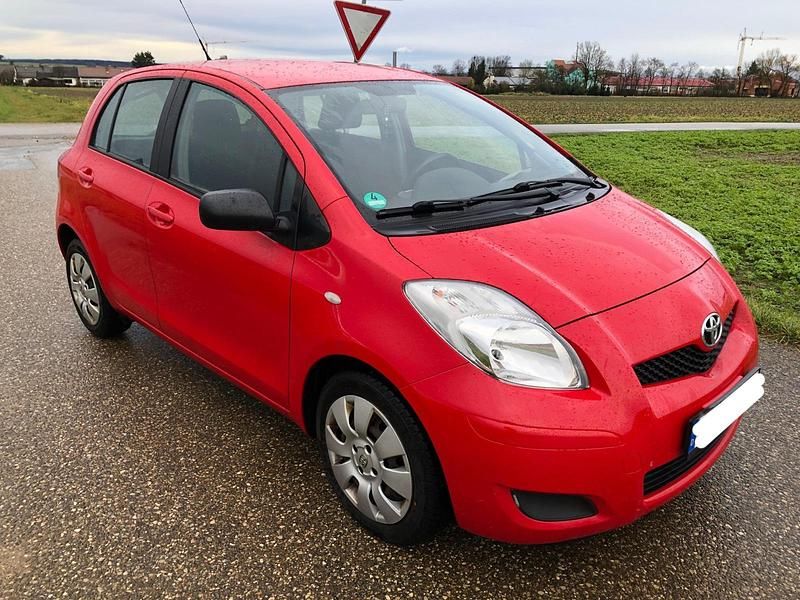 Rot Gebraucht 2009 Toyota Yaris Kleinwagen | 3.050 € (Fairer Preis) - Bild 1/4