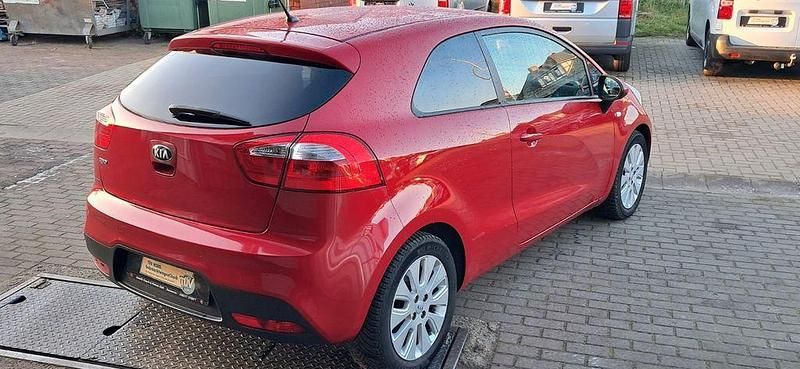 Gebraucht Kia Rio Attract 86 PS (63 kW) 2013 (beg) signal red Kleinwagen