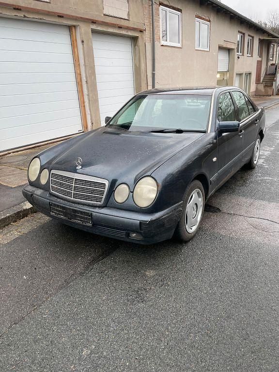 Gebraucht Mercedes E220 Classic 125 PS (91 kW) 1999 Blau Limousine