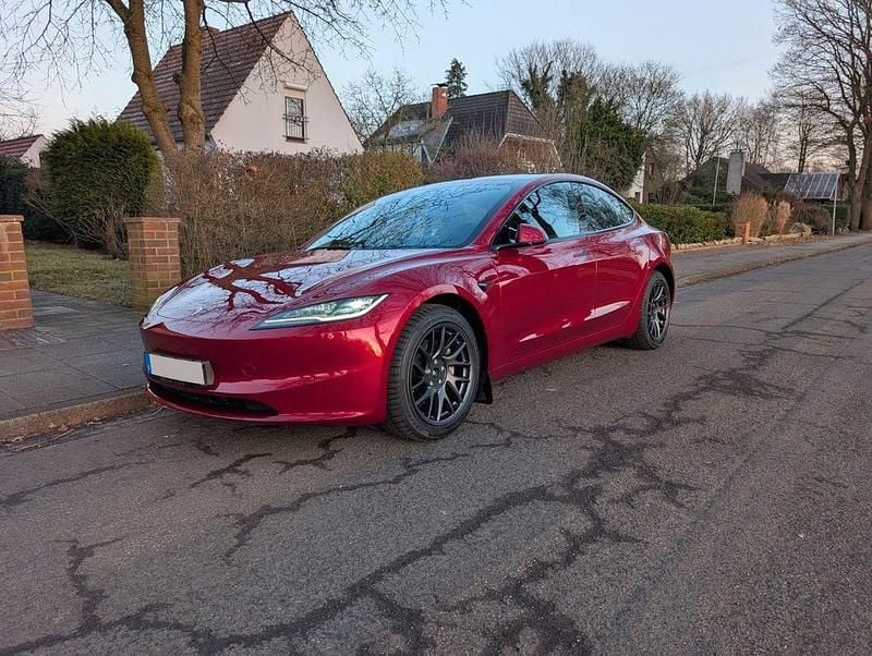 Rot Gebraucht 2024 Tesla Model 3 Long Range AWD Limousine | 40.900 € (Fairer Preis) - Bild 1/4