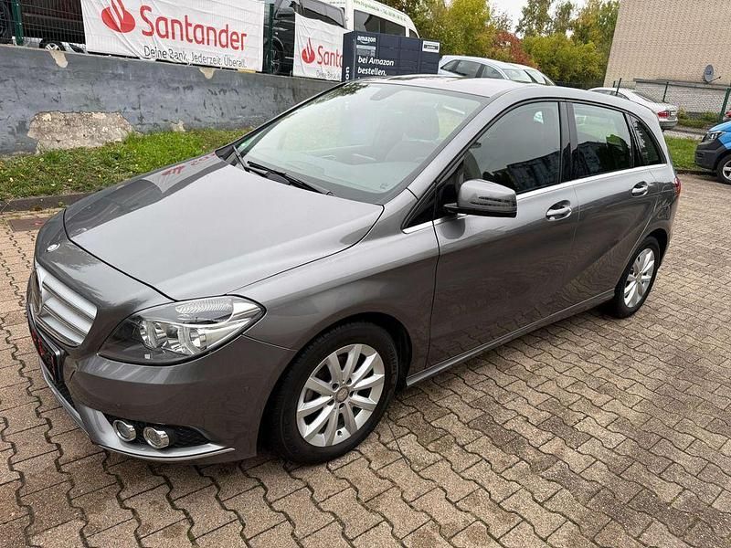 Grau Gebraucht 2013 Mercedes B180 Van / Kleinbus | 13.950 € (Fairer Preis) - Bild 1/4