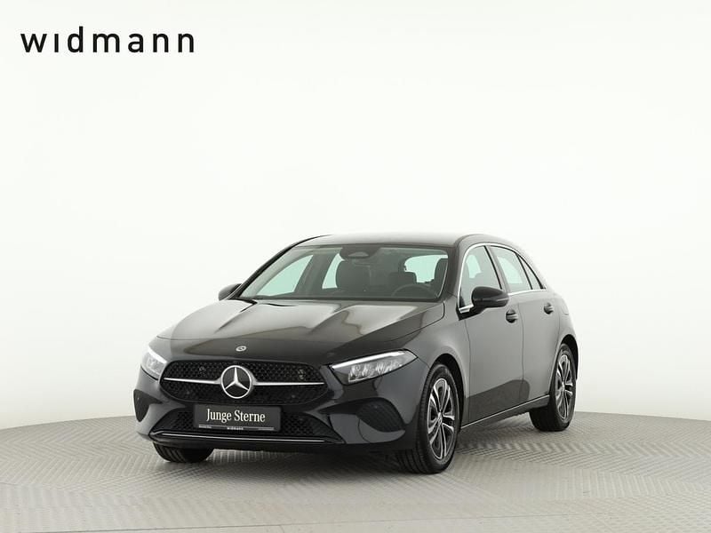 Metalliclack kosmosschwarz Gebraucht 2024 Mercedes A180 Advanced Limousine | 27.850 € (Fairer Preis) - Bild 1/4