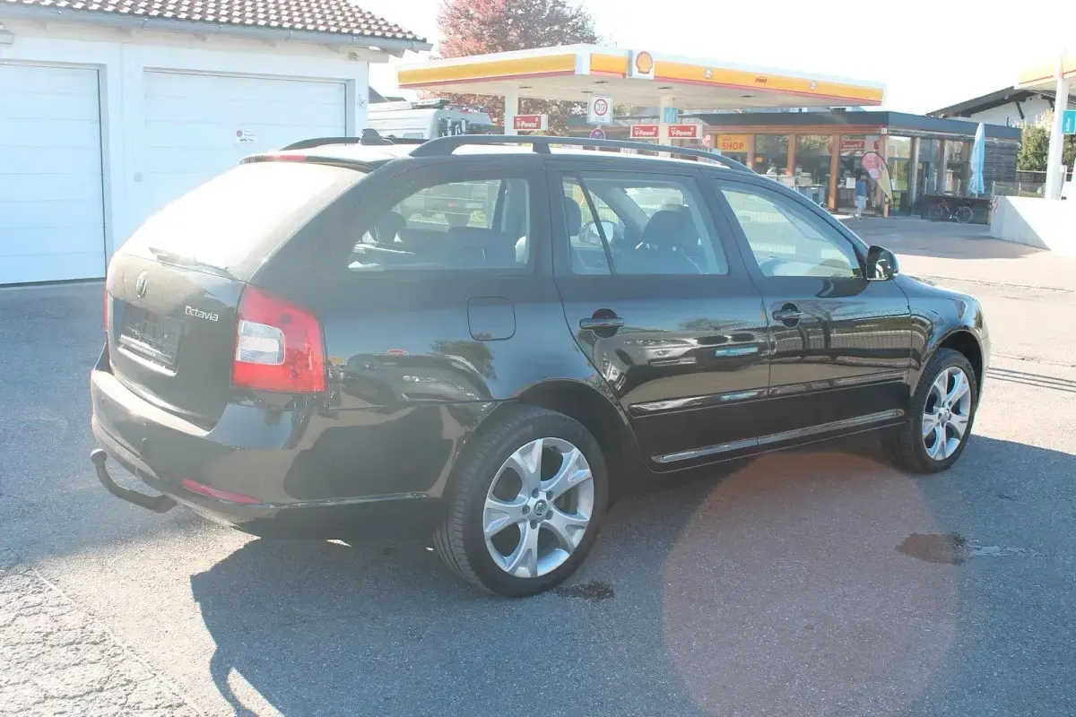 Gebraucht Skoda Octavia Elegance 160 PS (117 kW) 2011 Schwarz Kombi