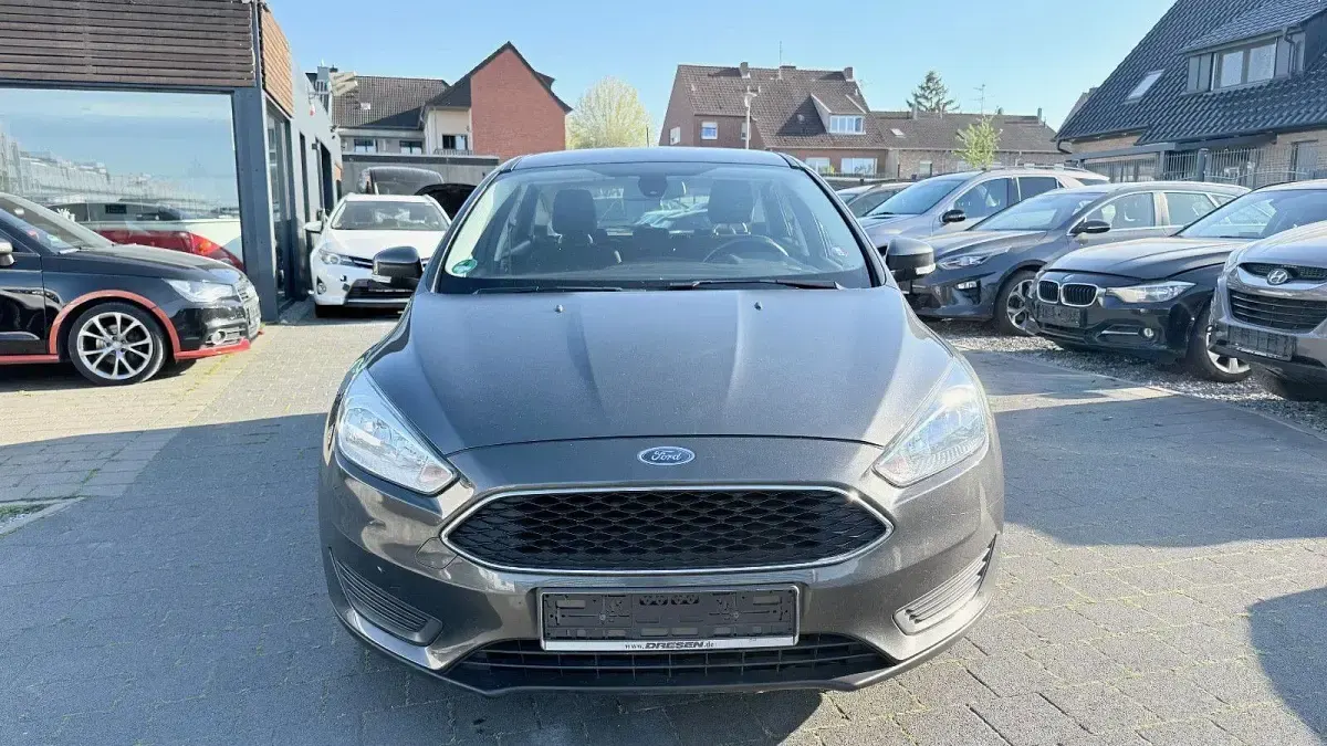 Używany Ford Focus Trend 101 KM (74 kW) 2017 Szary Sedan/Limuzyna