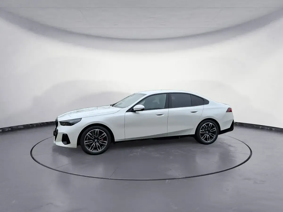 Neu BMW 520 M Sport 197 PS (144 kW) 2026 Weiß Limousine