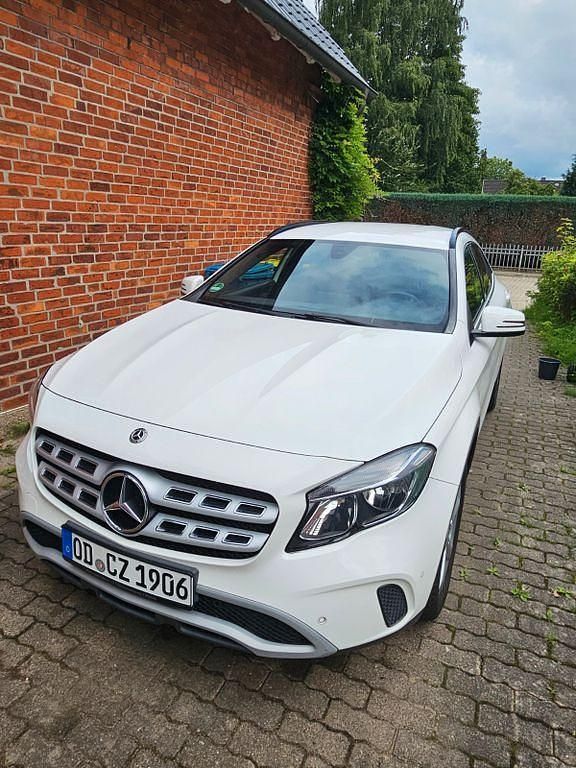 Weiß Gebraucht 2019 Mercedes GLA200 SUV | 18.750 € - Bild 1/4