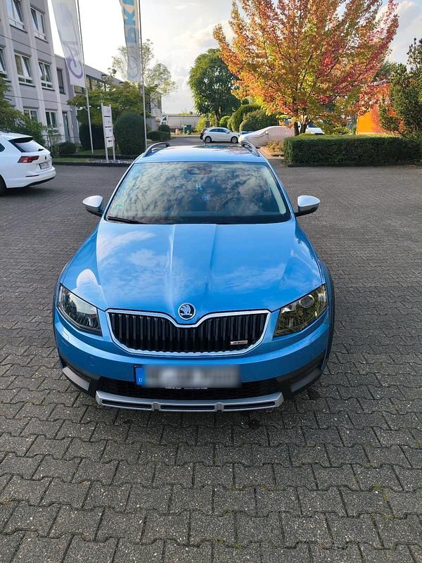 Blau Gebraucht 2015 Skoda Octavia Scout 4x4 Kombi | 12.999 € (Guter Preis) - Bild 1/4