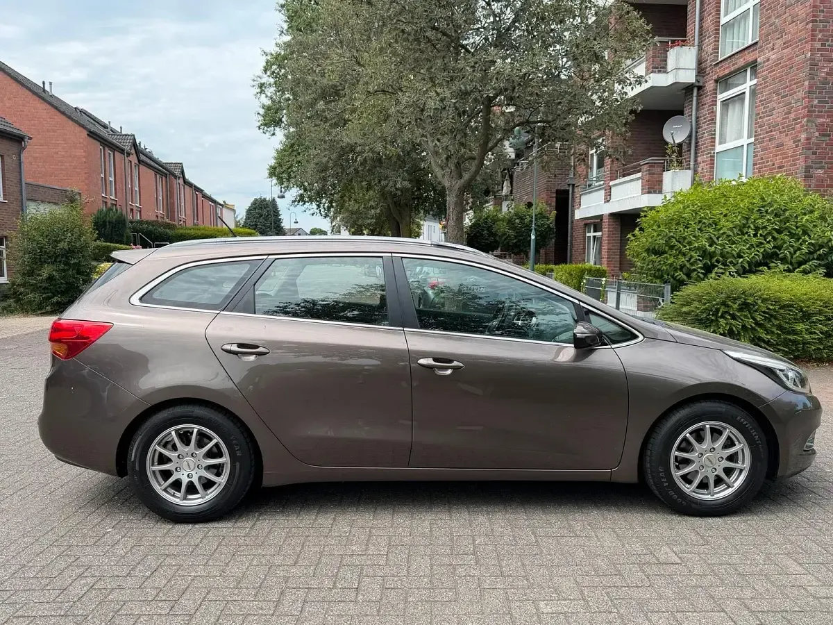 Gebraucht Kia Ceed 135 PS (99 kW) 2013 Braun Kleinwagen