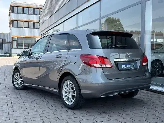 Gebraucht Mercedes B180 Style 122 PS (89 kW) 2017 Grau Kleinwagen