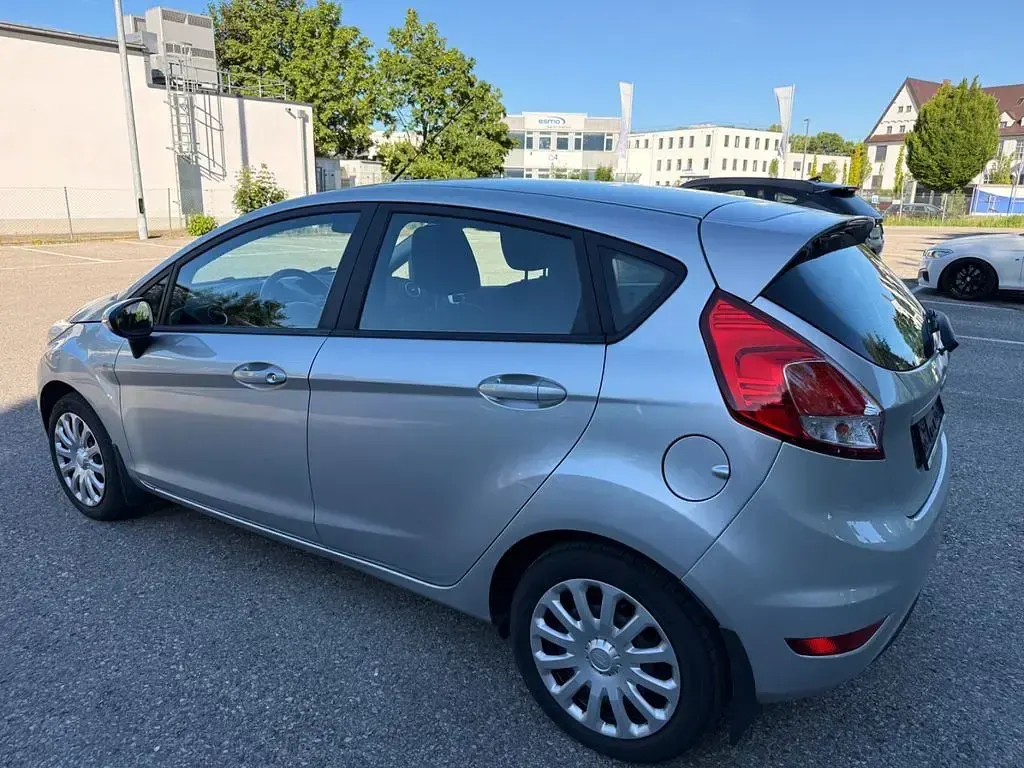 Gebraucht Ford Fiesta Trend 65 PS (47 kW) 2015 Silber Kleinwagen