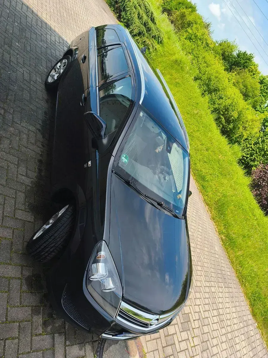 Używany Opel Astra Edition 116 KM (85 kW) 2010 Czarny Kombi