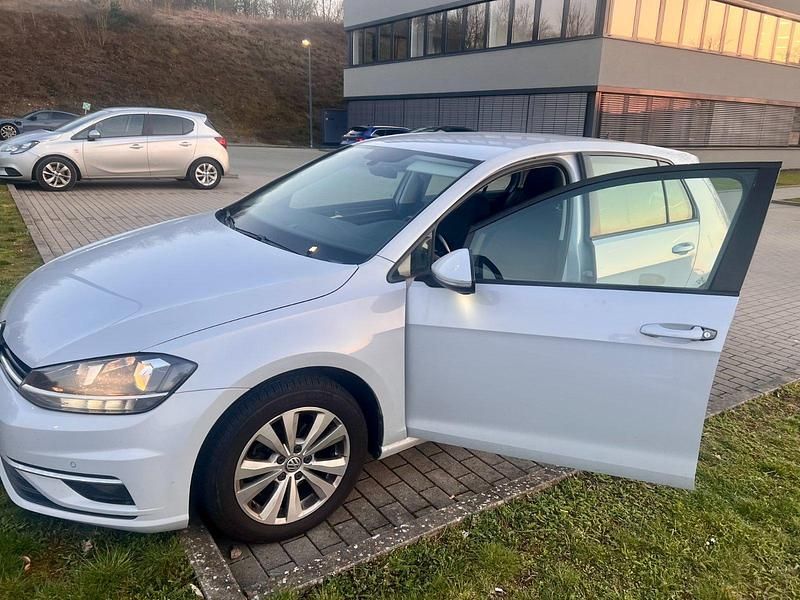 Gebraucht VW Golf VII 110 PS (80 kW) 2018 Weiß Kleinwagen