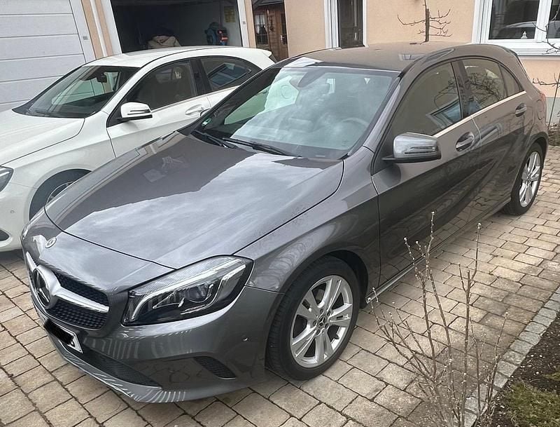 Gebraucht Mercedes A180 122 PS (89 kW) 2017 Grau Kleinwagen